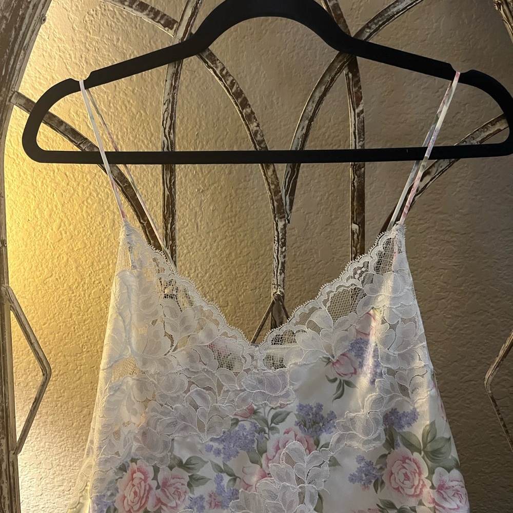 Victoria's Secret Floral Lace Chemise in Cream and Pink - Picture 4 of 10